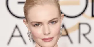 Kate Bosworth juga memiliki mata yang berbeda warna. Satunya berwarna biru, sementara yang lainnya berwarna hazel (cokelat-hijau). Perbedaan warna mata tersebut justru membuat tampilannya terlihat begitu unik. [Foto: Instagram/ Kate Bosworth]