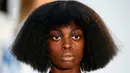 Model membawakan busana Spring/Summer 2017 karya desainer asal Belanda, Liselore Frowijn selama Paris Fashion Week di Paris, Prancis (29/9). Model tersebut tampil dengan gaya rambut yang unik. (REUTERS/Charles Platiau)