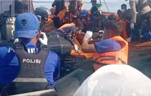 Tim SAR gabungan kembali menemukan satu jenazah yang diduga korban tenggelamnya kapal wisata KM Putri Sakinah di perairan Selat Padar, kawasan Taman Nasional Komodo, NTT. (Liputan6.com/Ola Keda)