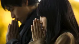 Seorang wanita terlihat berdoa pada hari pertama tahun baru 2016 di Shinto Kuil Meiji di Tokyo, Jepang, (1/1/2015). (REUTERS/Thomas Peter)