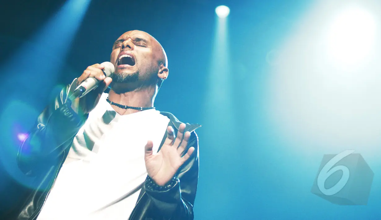 Penampilan Kenny Lattimore pada gelaran Java Jazz Festival 2015 di JIExpo Kemayoran, Jakarta, Jumat (6/3). Festival musik jazz tahunan tersebut berlangsung tiga hari dan mengangkat tema "Exploring Indonesia". (Liputan6.com/Faizal Fanani)