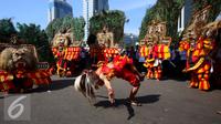 Atraksi para pemain Reog Ponorogo saat tampil ikut memeriahkan aksi Parade Bhineka Tunggal Ika di Jalan MH Thamrin, Jakarta Pusat, Sabtu (19/11). Parade tersebut menampilkan beragam budaya, suku, ras serta agam. (Liputan6.com/Gempur M. Surya)