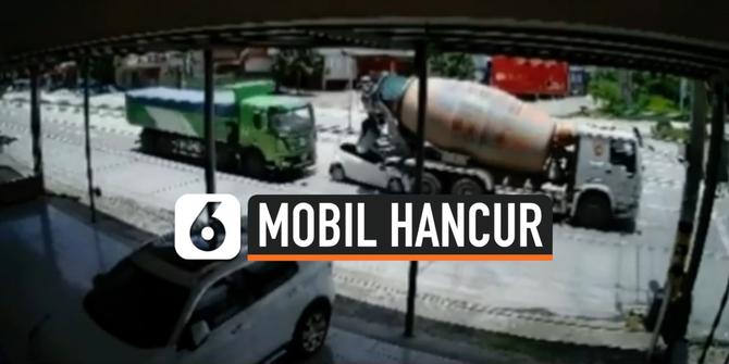 VIDEO: Detik-Detik Mobil Hancur Ditabrak Truk dari Belakang