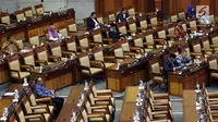 Anggota dewan mengikuti Rapat Paripurna ke-6 DPR masa persidangan I tahun sidang 2019-2020 di Kompleks Parlemen, Senayan, Jakarta, Selasa (3/9/2019). DPR dijadwalkan mengesahkan dua Rancangan Undang-Undang (RUU) yaitu RUU Sumber Daya Air (SDA) dan RUU Pekerja Sosial. (Liputan6.com/JohanTallo)