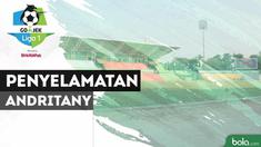 Kiper Persija Jakarta, Andritany Ardhiyasa melakukan penyelamatan gemilang saat menghapi PSIS Semarang.