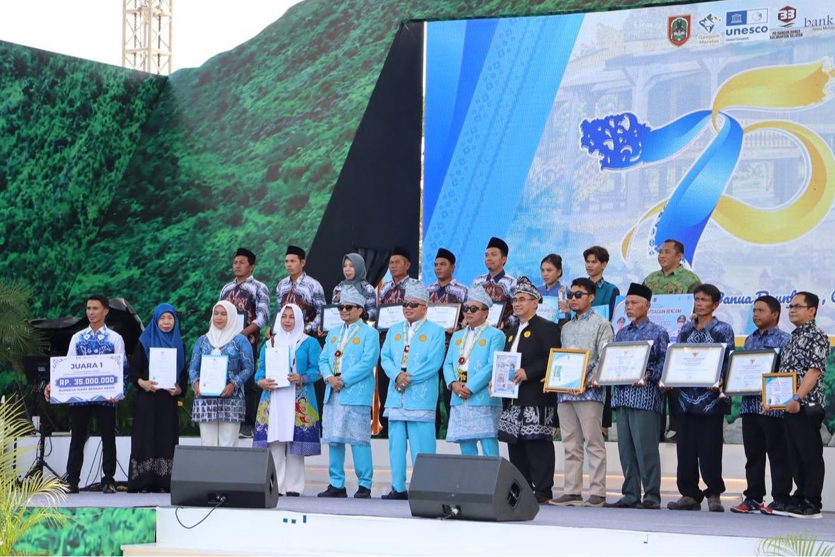 Gubernur Kalsel Berikan Penghargaan untuk Petani Berprestasi