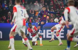 Roony Bardghji mencoba melepaskan tembakan ke gawang dalam laga Liga Champions antara Slavia Praha vs Barcelona di Fortuna Arena, 22 Januari 2026. (AP Photo/Petr David Josek)