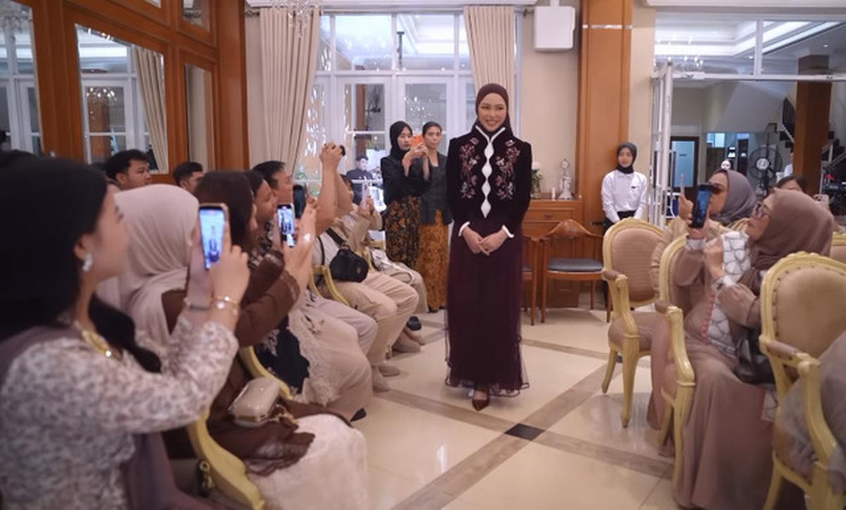 6 Model Dress Dara Arafah saat Lamaran, Anggun dalam Balutan Burgundy Elegan yang Memukau