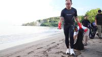 Wakil Menteri Dalam Negeri (Wamendagri) Bima Arya melaksanakan Gerakan Bersih Pantai. (Kemendagri)