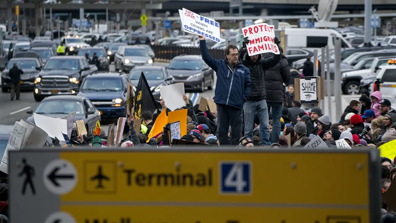 Ribuan Warga Penuhi Bandara JFK, Protes Kebijakan Pengungsi Trump