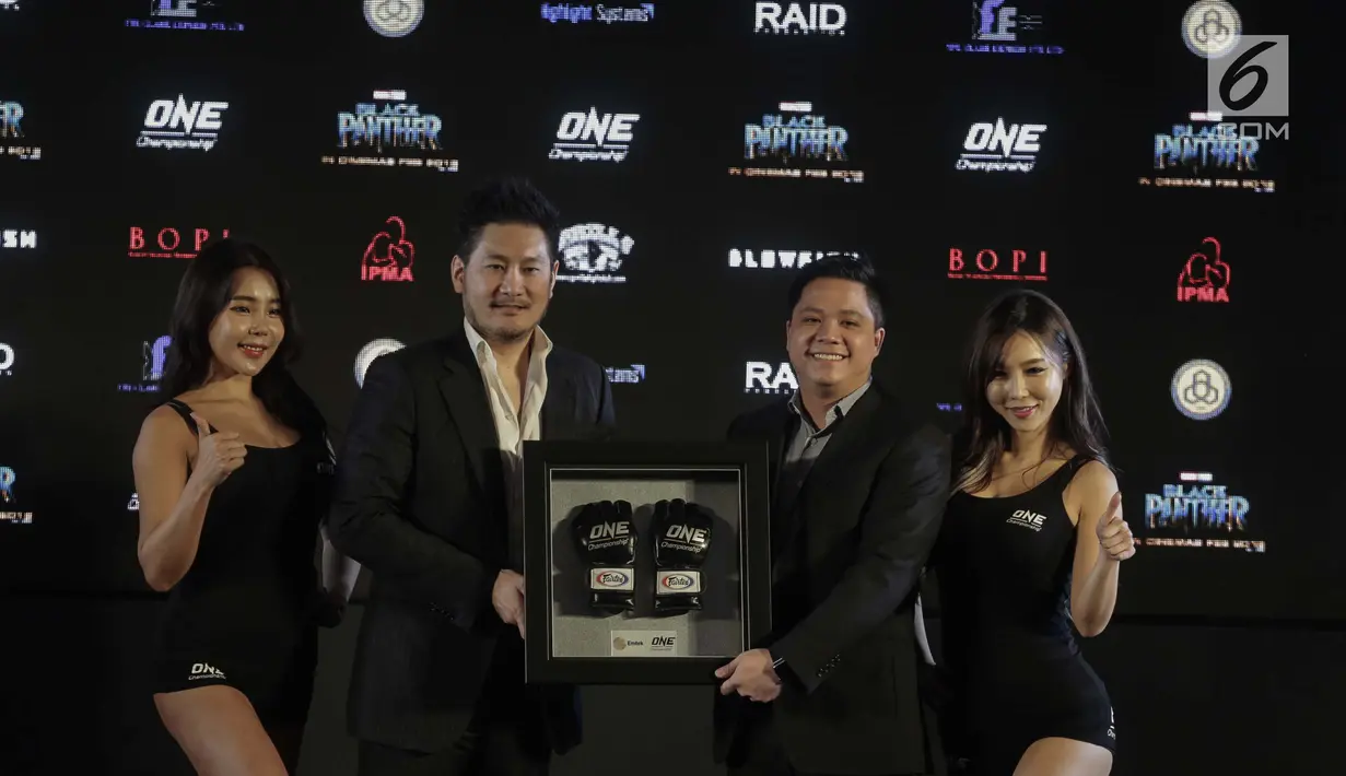 CEP & Chairman ONE Championship Chatri Sityodtong (kedua kiri) menyerahkan sarung tangan kepada Deputi Direktur Program SCTV David Setiawan Suwarto sebagai tanda dimulainya ONE: Kings of Courage di Jakarta, Kamis (18/1). (Liputan6.com/Faizal Fanani)