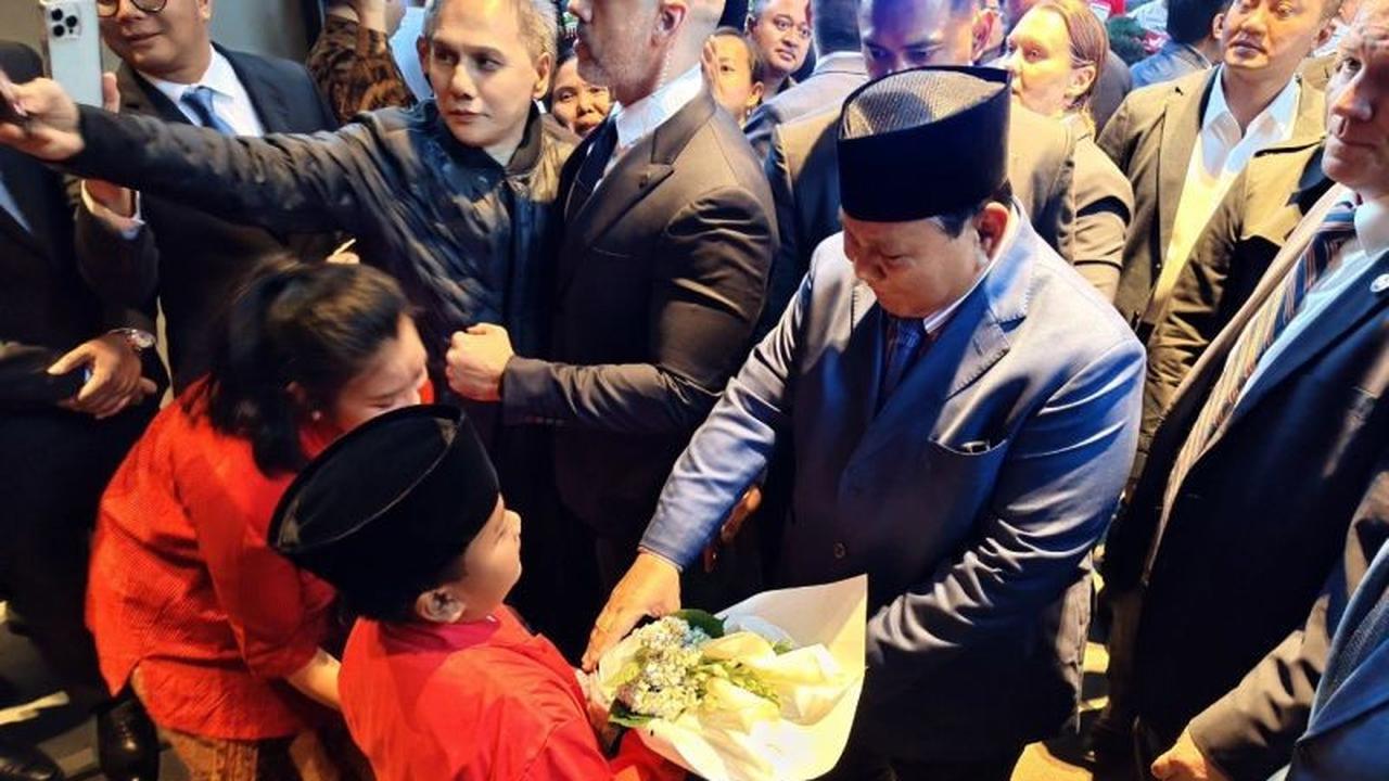 Momen Haru! Prabowo di New York Disambut Meriah Diaspora, Anak-anak Berpakaian Adat Beri Bunga