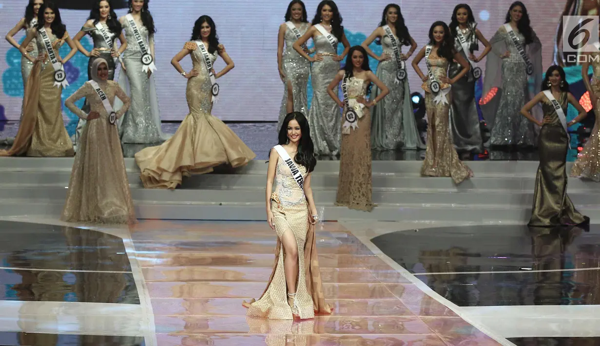 Finalis Puteri Indonesia asal  Jawa Tengah saat tampil pada Malam Puncak Puteri Indonesia 2018 di JCC, Jakarta, Jumat (9/3). (Liputan6.com/Herman Zakharia)
