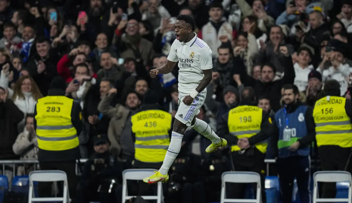 <p>Penyerang Real Madrid, Vinicius Junior melakukan selebrasi setelah mencetak gol ke gawang Valencia selama pertandingan La Liga Spanyol di stadion Santiago Bernabeu di Madrid, Jumat (3/2/2023). Real Madrid menang atas Valencia 2-0 . (AP/Bernat Armangue)</p>