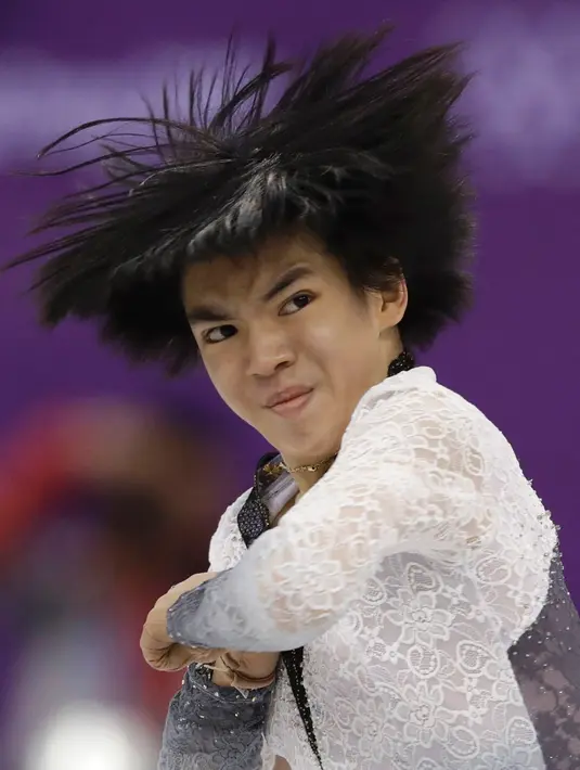 Ekspresi atlet figure skating dari Korea Selatan, Cha Junhwan saat berlaga di final Olimpiade Musim Dingin 2018 di Gangneung Ice Arena, Korea Selatan (17/2). (AP Photo/Bernat Armangue)