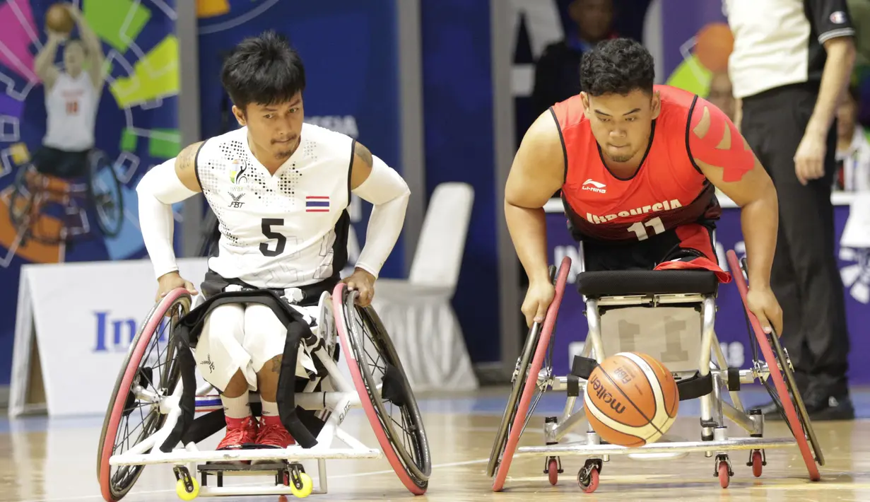 Pebasket Indonesia, Kasep Ayatulloh, berebut bola dengan pebasket Thailand, Roongrote Chaiman, pada Asian Para Games di Hall Basket, Jakarta, Rabu (10/10/2018). Indonesia kalah 10-62 dari Thailand. (Bola.com/M Iqbal Ichsan)