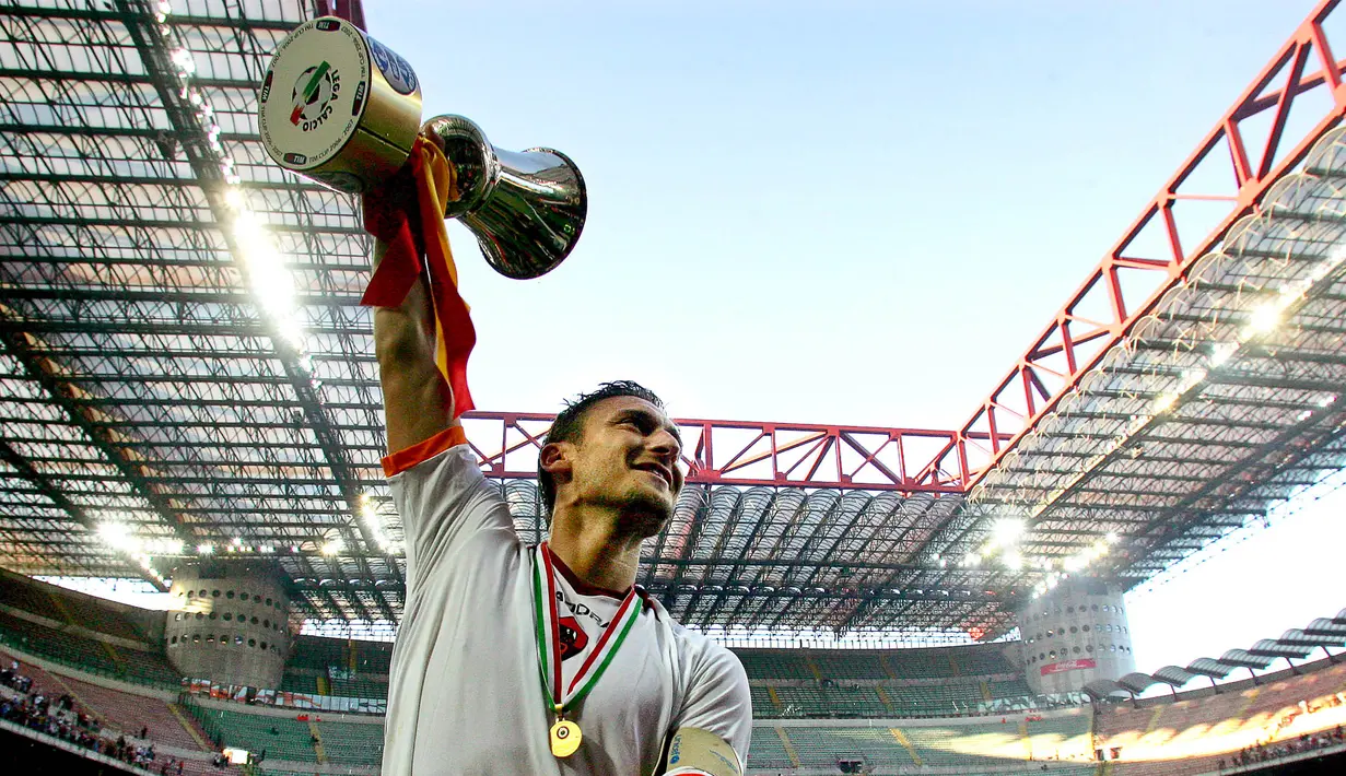 Kapten AS Roma, Francesco Totti, merayakan gelar Piala Italia usai menaklukkan Inter Milan di Stadion Giuseppe Meazza, Milan, Kamis (17/5/2007). (EPA/Matteo Bazzi)