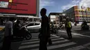 Kondisi lalu lintas di pelican crossing kawasan Glodok, Jakarta, Sabtu (22/1/2022). Halte Glodok baru tidak lagi menggunakan Jembatan Penyeberangan Orang (JPO), melainkan pelican crossing untuk penumpang Transjakarta dan warga yang ingin menyeberang. (Liputan6.com/Johan Tallo)