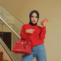 Medina Zein menjadi atensi warganet setelah ditagih utang oleh Rachel Vennya. Intip potret gaya sang pengusaha yang kerap tampil dengan tas Hermes berharga ratusan juta rupiah. (Instagram/medinazein).
