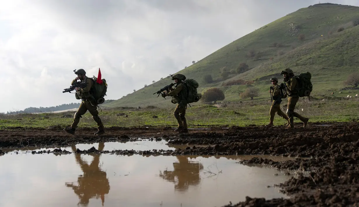 Hubungan Israel dan Hizbullah makin memanas. Pasukan Zionis mengatakan akan menyerang sasaran Hizbullah di Lebanon selatan. (AP Photo/Ohad Zwigenberg)