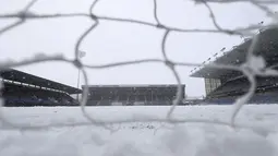 Pemandangan salju di lapangan saat pertandingan antara Burnley dan Tottenham Hotspur ditunda di Turf Moor, Inggris, Minggu (28/11/2021). Baik pihak Burnley maupun Tottenham menerima keputusan ini. Mengenai tanggal pengganti, hal itu diputuskan di lain hari. (Bradley Collyer/PA via AP)