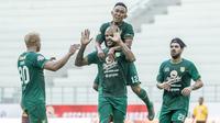Persebaya saat selebrasi gol ke gawang PSM di Stadion Batakan, Balikpapan (14/11/2019). (Bola.com/Aditya Wany)