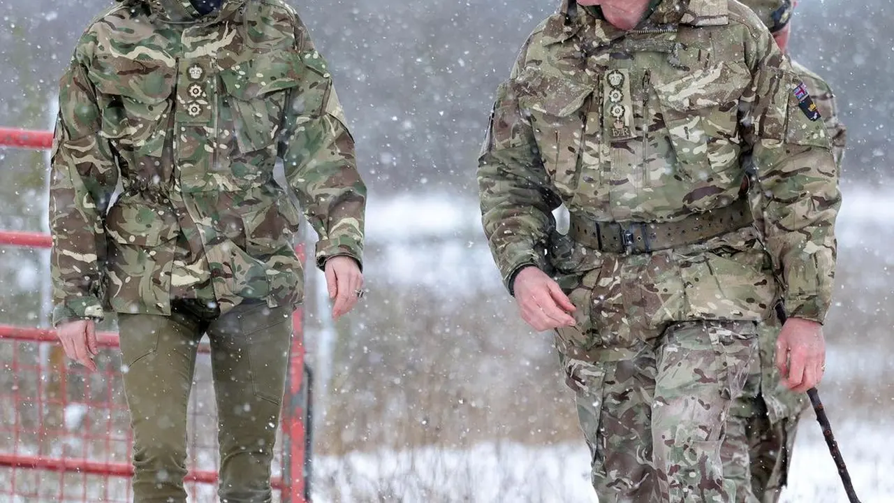 Kate Middleton Tampil Maco dalam Balutan Seragam Militer yang Bersiap Latihan