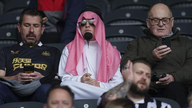 Foto: Pangeran Datang, Suporter Newcastle Ramai-ramai Memakai Sorban