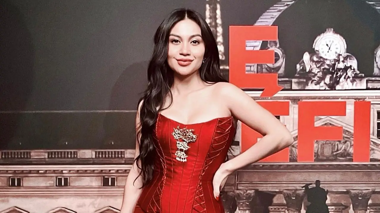Rayakan Hari Batik di Paris, Ariel Tatum Tampil Elegan Pakai Korset dan Kain Sutra Tenun
