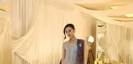 Pada foto yang dibagikan, Anya Geraldine mengenakan kebaya kutubaru modern dengan detail payet dan bordir berkilau yang memberi sentuhan glamor tanpa terlihat berlebihan. [@anyageraldine].