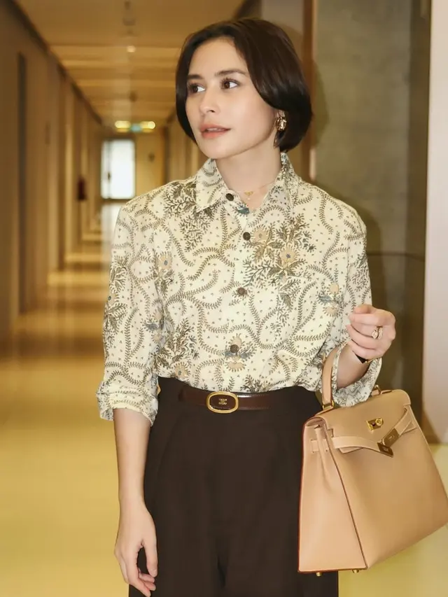 Office Look Naik Kelas, Prilly Latuconsina Tampil Effortless Sambil Jinjing Tas Hermès Rp380 Jutaan
