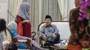 Wakil Presiden Jusuf Kalla menggelar open house perayaan Idul Fitri 1436 H di Istana Wakil Presiden, Jakarta, Jumat (17/7/2015). Tampak, Wapres Jusuf Kalla berbincang dengan para kerabat. (Liputan6.com/Faizal Fanani)