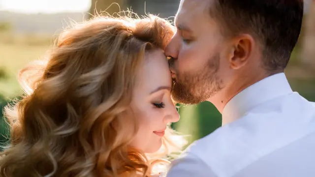 Mencium Kening dan Mengusap Kepala