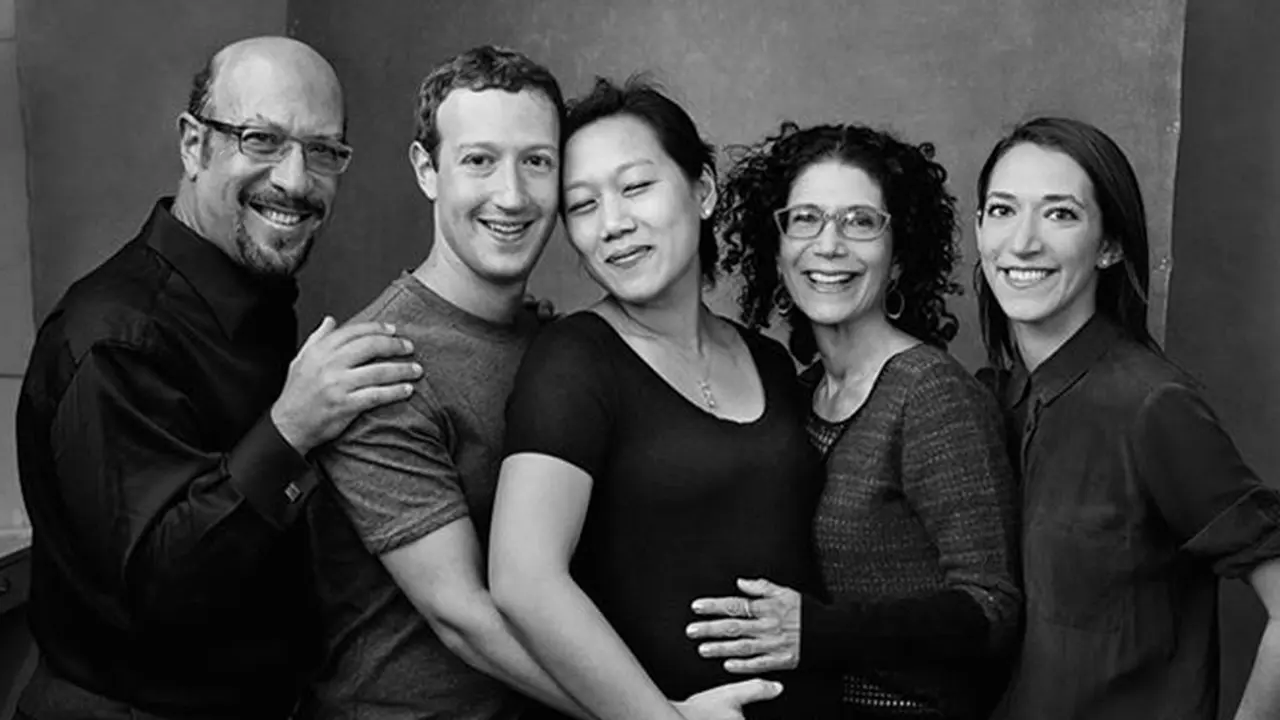 Keintiman Bos Facebook Bersama Istri dan Keluarga