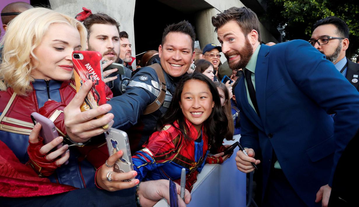 Foto Berburu Swafoto Bareng Pemeran Film Avengers Endgame