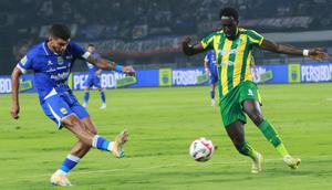 Persib Bandung melawan PSBS Biak. (Bola.com/Erwin Snaz).