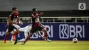 Bek Persipura Jayapura Imanuel Rumbiak berebut bola dengan pemain Persita Tangerang pada pertandingan BRI Liga 1 2021/2022 di Stadion Pakansari, Bogor, Jawa Barat, Sabtu (28/8/2021). Persita mengalahkan Persipura 2-1. (Bola.com/Bagaskara Lazuardi)