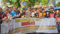 Kapolres Garut AKBP Wirdhanto Hadicaksono bersama puluhan kelompok kendaraan bermotor Garut, melakukan aksi damai deklarasi anti geng motor di Garut. (Liputan6.com/Jayadi Supriadin)