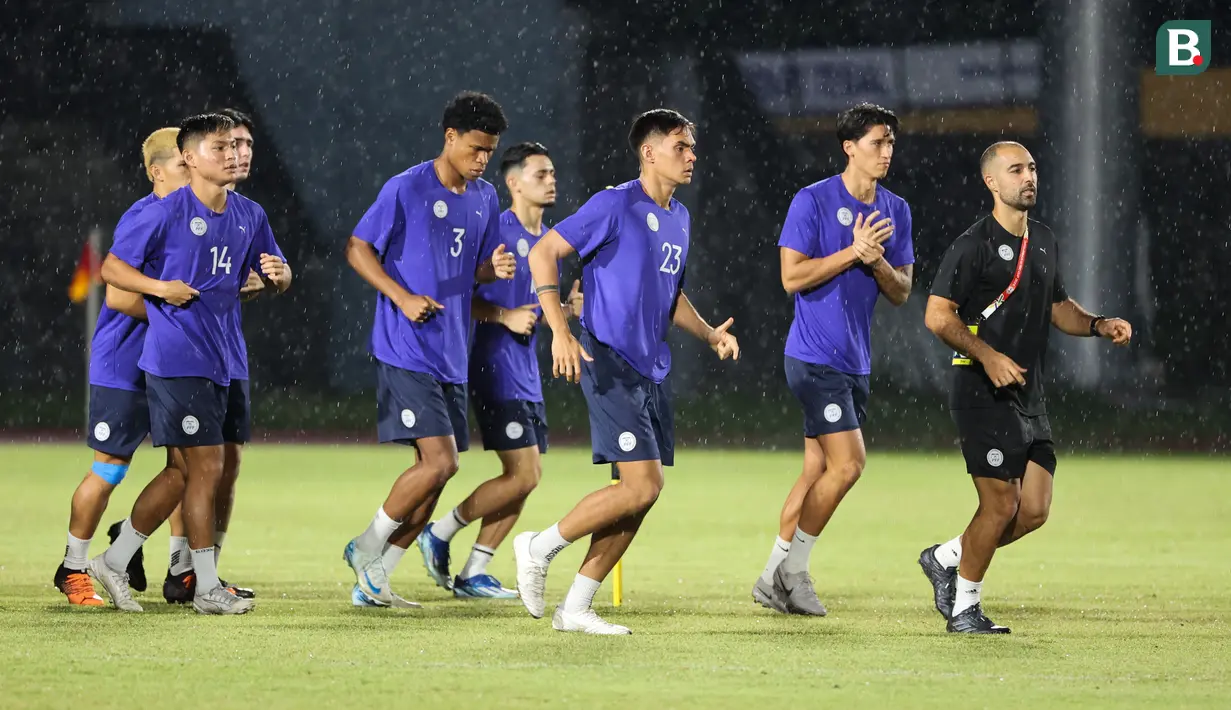 Pemain Filipina melakukan latihan resmi jelang laga terakhir Grup B Piala AFF 2024 melawan Timnas Indonesia di Stadion Sriwedari, Solo, Jawa Tengah, Jumat (20/12/2024). (Bola.com/Abdul Aziz)