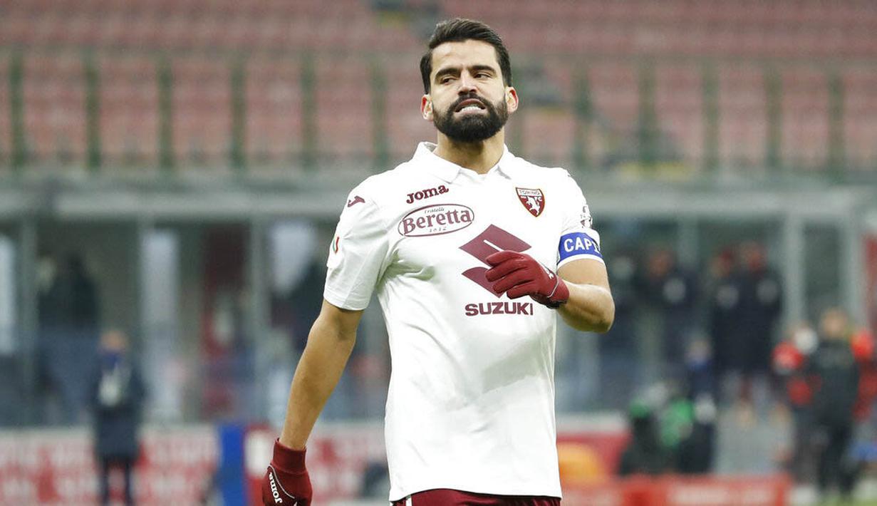 Pemain Torino, Tomas Rincon, tampak kecewa usai gagal mencetak gol ke gawang AC Milan pada laga Coppa Italia di Stadion San Siro, Selasa (12/1/2021). AC Milan menang adu penalti dengan skor 5-4. (AP/Antonio Calanni)