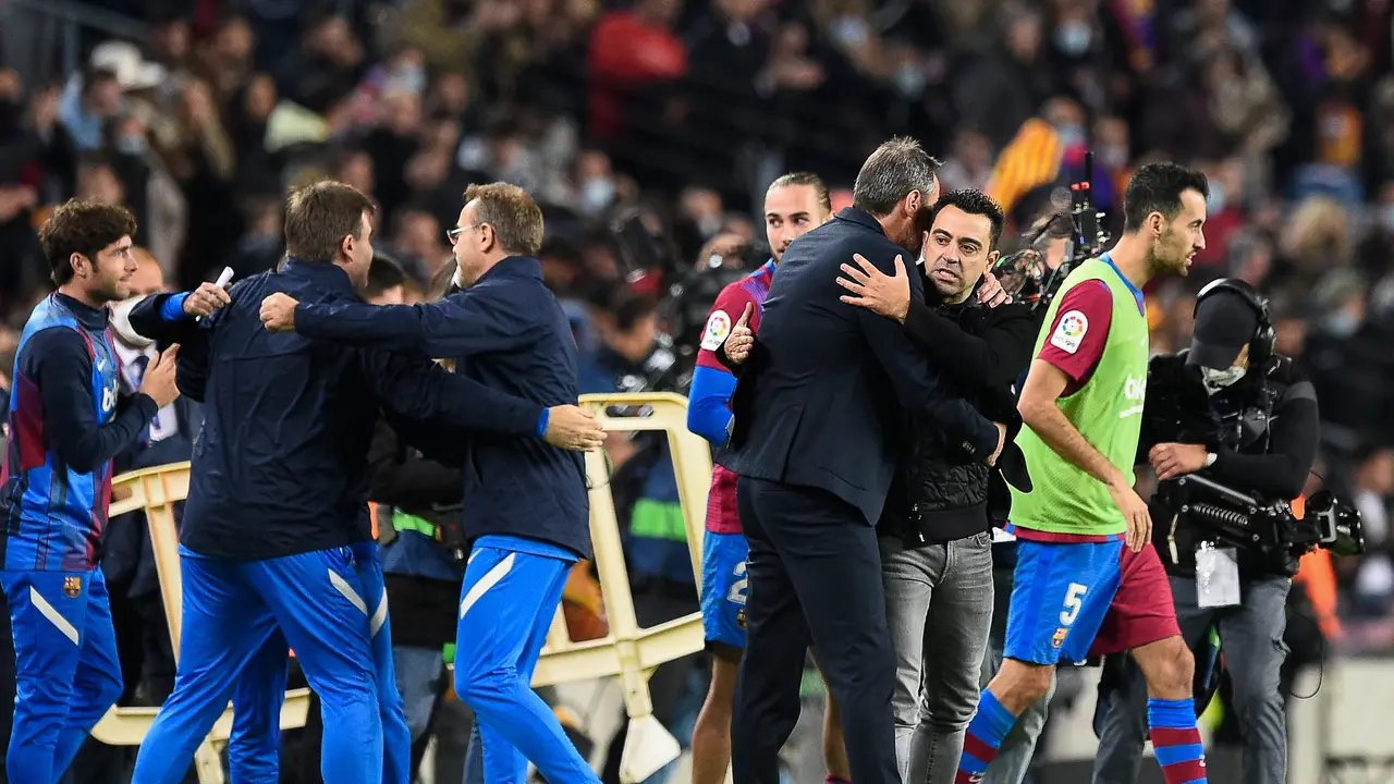 Xavi Hernandez menjalani debut sebagai pelatih Barcelona dalam laga melawan Espanyol di Camp Nou, Minggu (21/11/2021) dini hari WIB. (AFP/