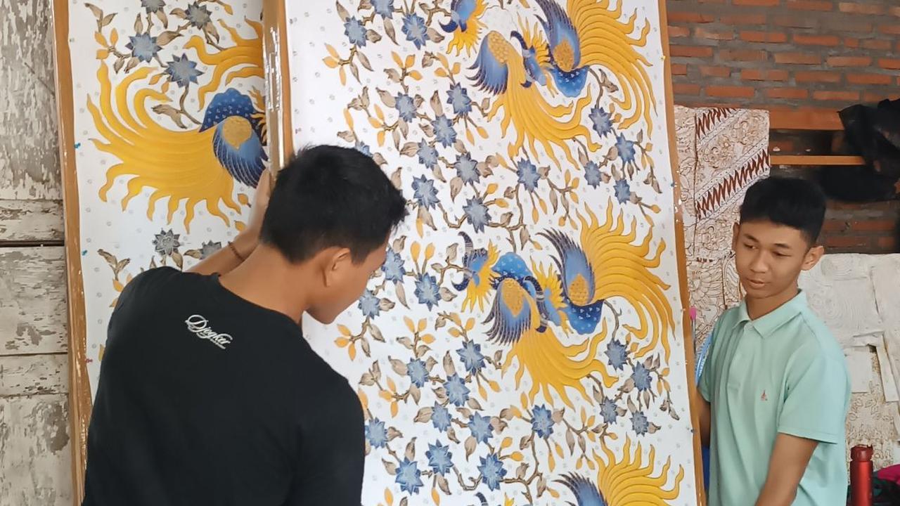 Batik cap dijual dengan harga Rp200 Ribu, sedangkan batik cap tulis dijual dengan harga kisaran Rp300 Ribu - 500 Ribu. Sementara batik tulis dibanderol mulai Rp450 Ribu sampai Rp18 Juta.<br>