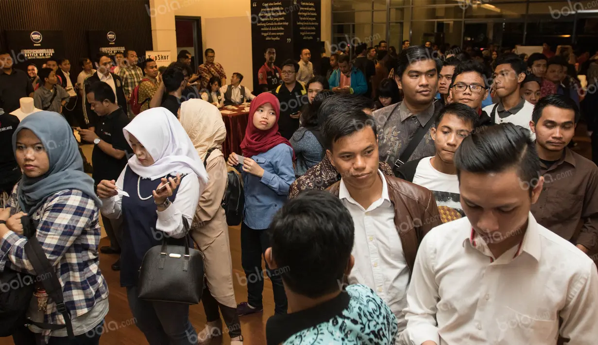 Para calon penonton antri untuk menyaksikan aksi bintang Persija Jakarta, Bambang Pamungkas, yang akan menjadi seoerang motivator. (Bola.com/Vitalis Yogi Trisna)