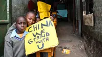 Para murid sekolah dasar Kenya memegang plakat untuk mengekspresikan dukungan kepada China di Nairobi, ibu kota Kenya, pada 19 Februari 2020. Banyak anak di seluruh dunia membuat lukisan sebagai wujud solidaritas terhadap perjuangan China memerangi epidemi coronavirus baru. (Xinhua/Li Yan)