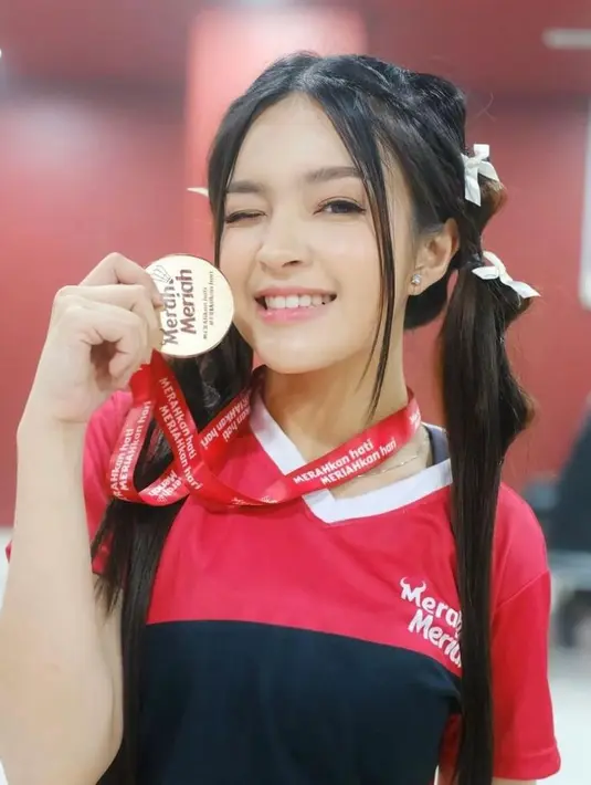 Tak hanya Fuji, Eca Aura juga tampil dengan tren coquette aesthetic. Rambutnya tampak ditata bergaya buble pigtails dan dipermanis dengan pita-pita berwarna pink yang memperkuat kesan girly pada penampilan sporty-nya. [Foto: IG/elsaajapasal]