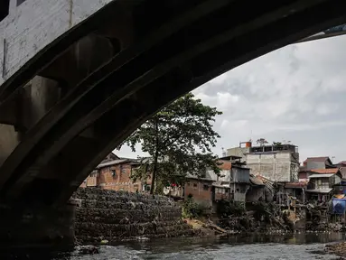 Warga beraktivitas di bantaran Sungai Ciliwung, Jakarta, Jumat (22/7/2019). Balai Besar Wilayah Sungai Ciliwung Cisadane (BBWSCC) memperkirakan proyek normalisasi Sungai Ciliwung akan berjalan pada tahun 2020. (Liputan6.com/Faizal Fanani)