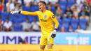 Kiper Brighton and Hove Albion, Bart Verbruggen saat laga pramusim Premier League Summer Series 2023 menghadapi Newcastle United di Red Bull Arena, New Jersey (28/7/2023). Bart Verbruggen didatangkan Brighton and Hove Albion dari RSC Anderlecht dengan nilai transfer 20 juta euro dengan durasi kontrak selama 5 tahun hingga 30 Juni 2028. Ia diplot sebagai pengganti Robert Sanchez dilaporkan telah mencapai kesepakatan dengan Chelsea. (AFP/Getty Images/Mike Stobe)