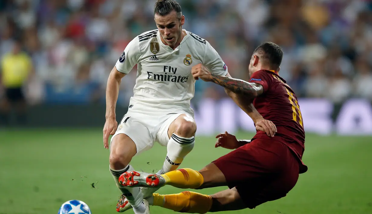 Gelandang Real Madrid, Gareth Bale (kiri) melewati bek Roma Aleksandar Kolarov pada pertandingan Grup G Liga Champions di Stadion Santiago Bernabeu, Madrid, Spanyol, Rabu (19/9). Madrid membantai Roma 3-0. (AP Photo/Manu Fernandez)