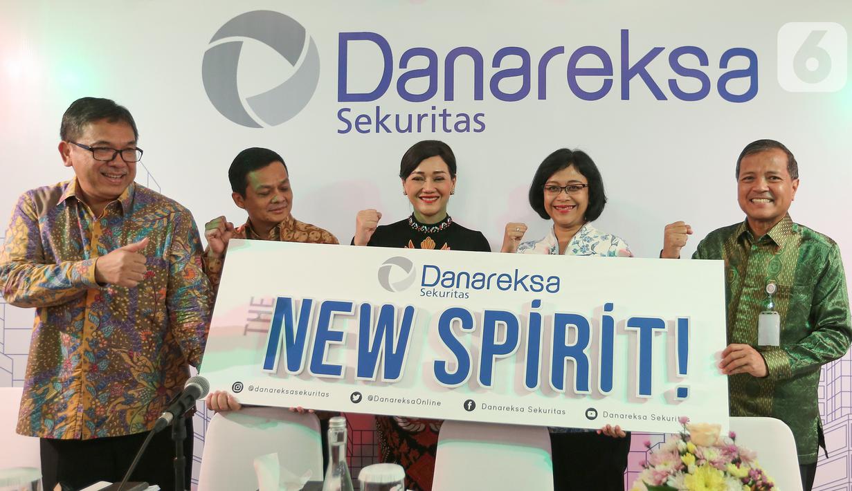 Dirut PT Danareksa Sekuritas Friderica Widyasari (tengah), Direktur Boumediene Sihombing (dari kiri), Direktur Budi Susanto, Direktur Santi Suryandari dan Senior Executive VP Retail Mohammad Adib foto bersama seusai perkenalan manajemen baru di Jakarta, Senin (2/3/2020). (Liputan6.com/Fery Pradolo)
