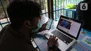 Seorang pewarta menyimak siaran pers Badan Pusat Statistik (BPS) melalui video conference di Jakarta, Senin, (16/3/2020). Inisiatif konferensi pers daring (dalam jaringan) tersebut untuk mencegah penyebaran virus corona Covid-19. (Liputan6.com/Angga Yuniar)